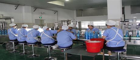 賈湖酒業(yè)灌裝生產(chǎn)線(xiàn)上的女工們